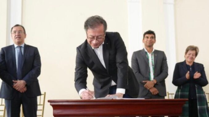 Presidente Gustavo Petro, firma la Reforma Pensional para presentarla al Congreso
