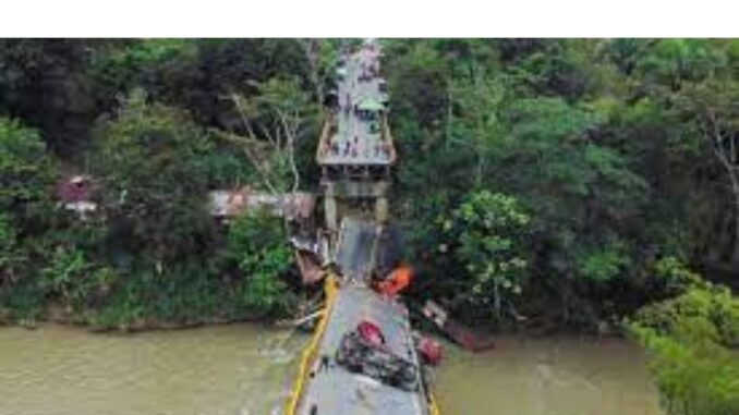 Puente desplomado sobre el Río La Vieja vía Quindío-Valle