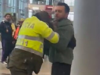 Ciudadano candiense agrediendo a policía en el Aeropuerto El Dorado