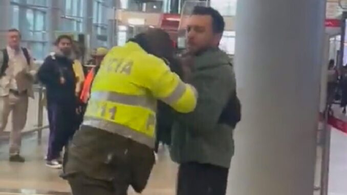 Ciudadano candiense agrediendo a policía en el Aeropuerto El Dorado