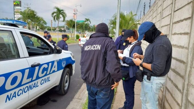 En controles de autoridades salvadoreñas han detenido un centenar de colombianos
