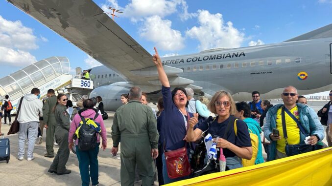 Primeros colombianos abandonan Israel en avión de la Fuerza Aeroespacial