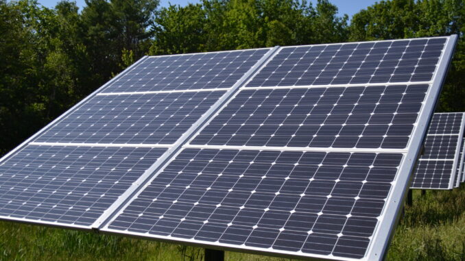 Fixed_Tilt_Solar_panel_at_Canterbury_Municipal_Building_Canterbury_New_Hampshire