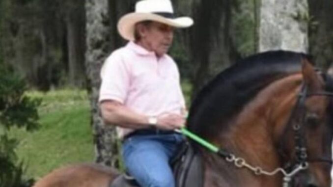 Fabio Ochoa Vásquez montando caballo 1 - redes sociales