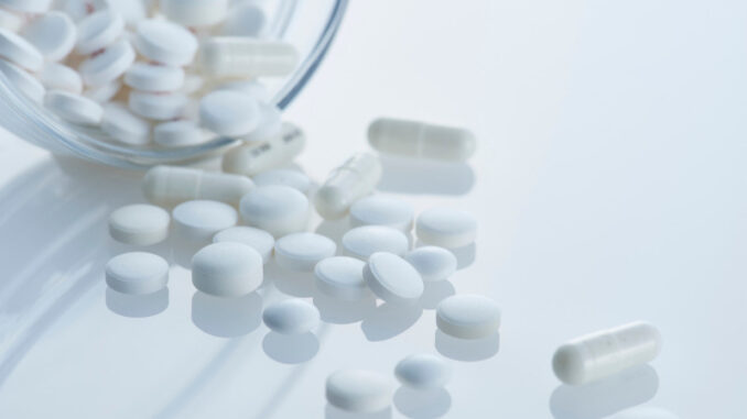 Autoridades sanitarias alertan sobre riesgos de “retos” en redes sociales con medicamentos